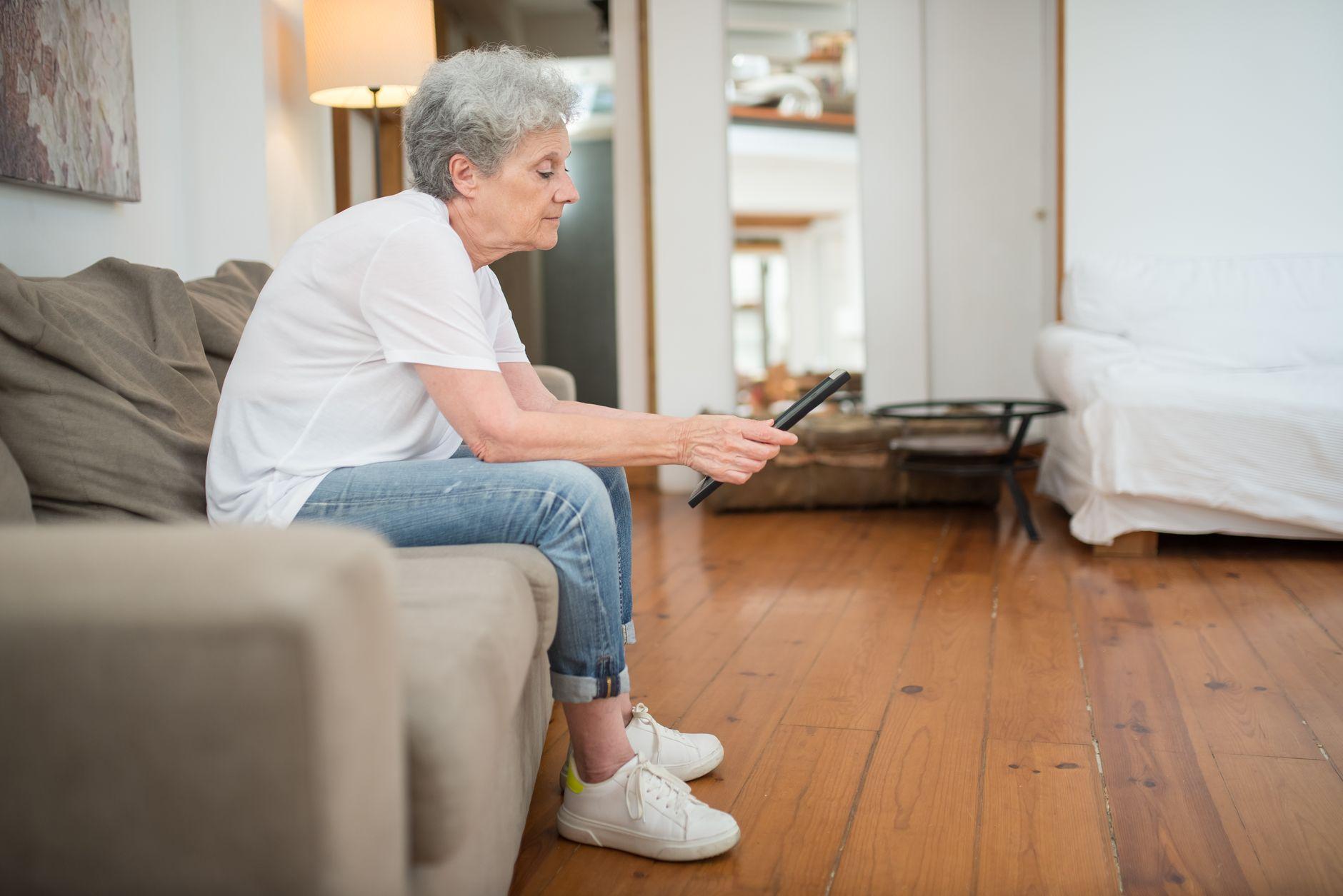 60代からアンケートモニターを在宅で始める｜未経験からの始め方と収入の目安 2026