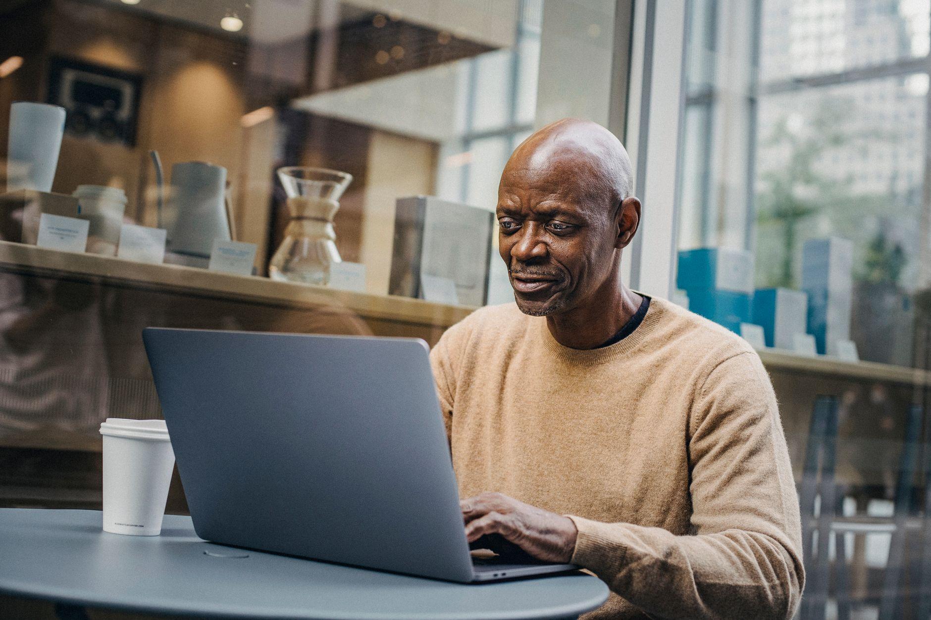 60代からSNS運用サポートを在宅で始める｜向き不向きと収入が伸びるまでの道のり 2026