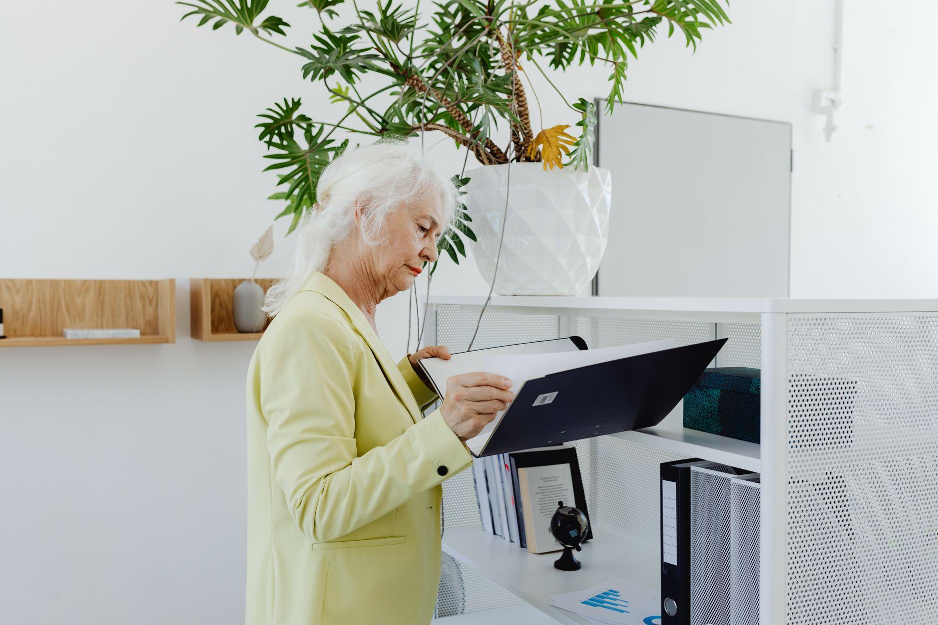 70代でも続けられる在宅の検品・シール貼りの内職｜無理なく続けるコツと注意したい募集 2026