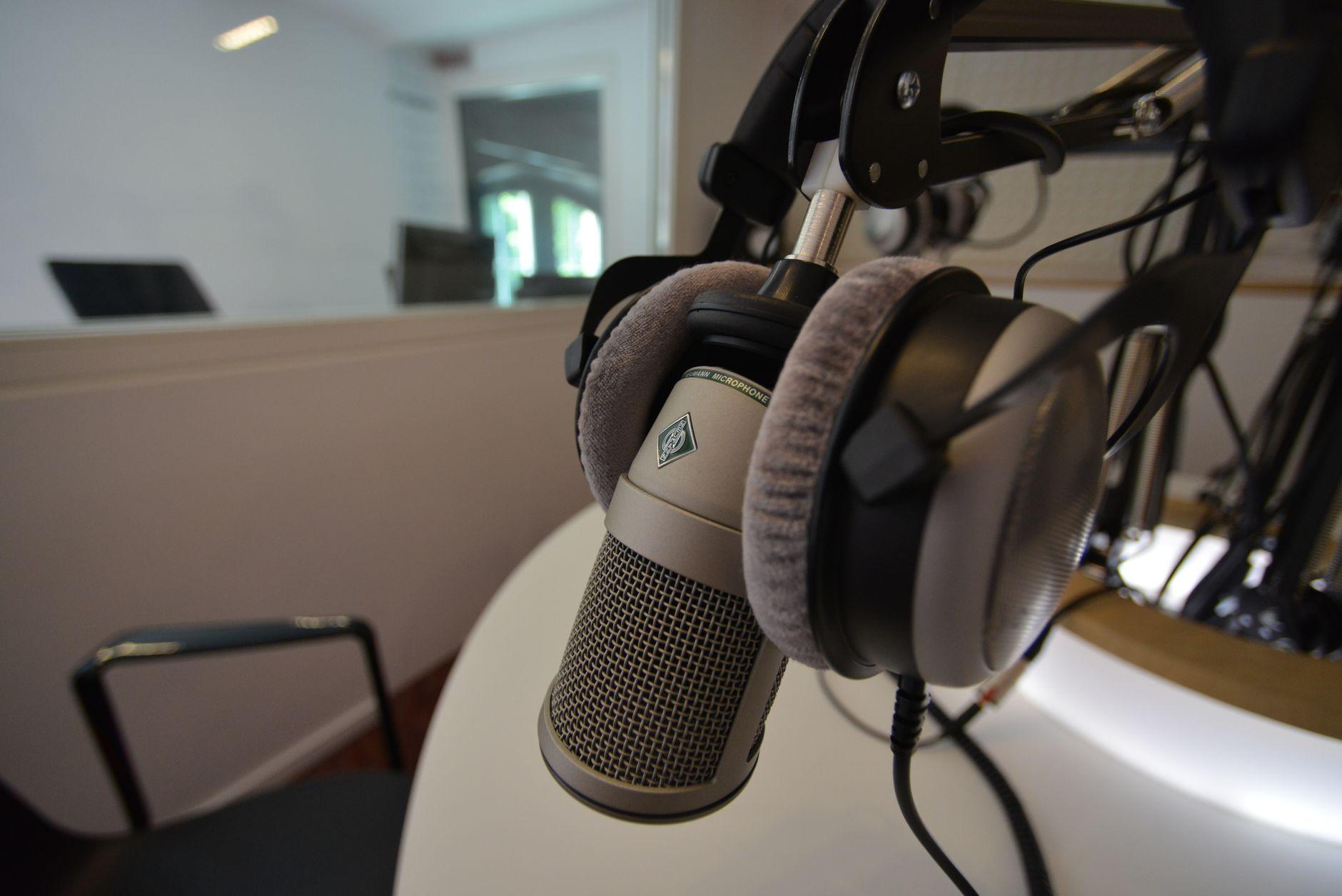AI音声で他人の声を使う法的リスク｜声優の権利とナレーション制作の注意 2026
