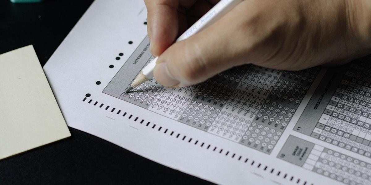 簿記とFPどっちを先に取る？副業・フリーランスでの活用シーン比較