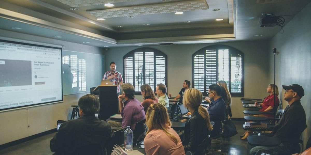 キャリアコンサルタント資格で副業する方法｜相談業務の始め方と収入