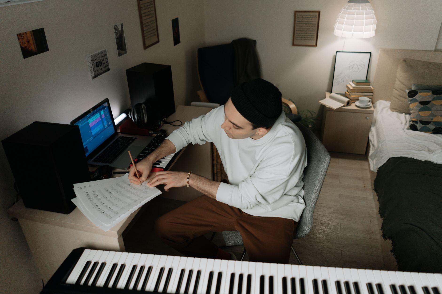 作曲家が音楽制作会社から受ける委託契約｜印税と買い切りの確認点 2026