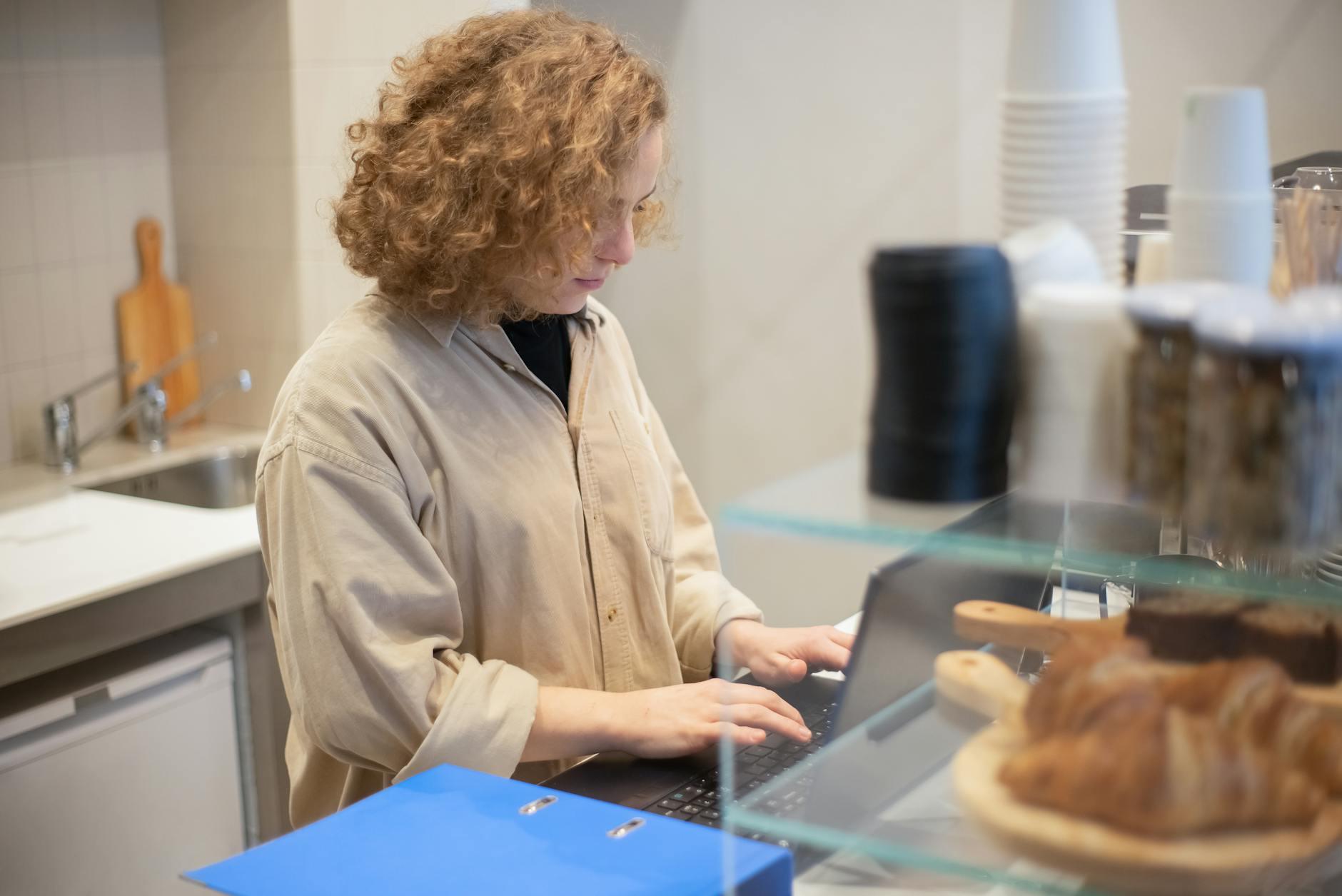 終電逃しや深夜作業の救世主！コワーキングスペース24の評判とフリーランスの活用術