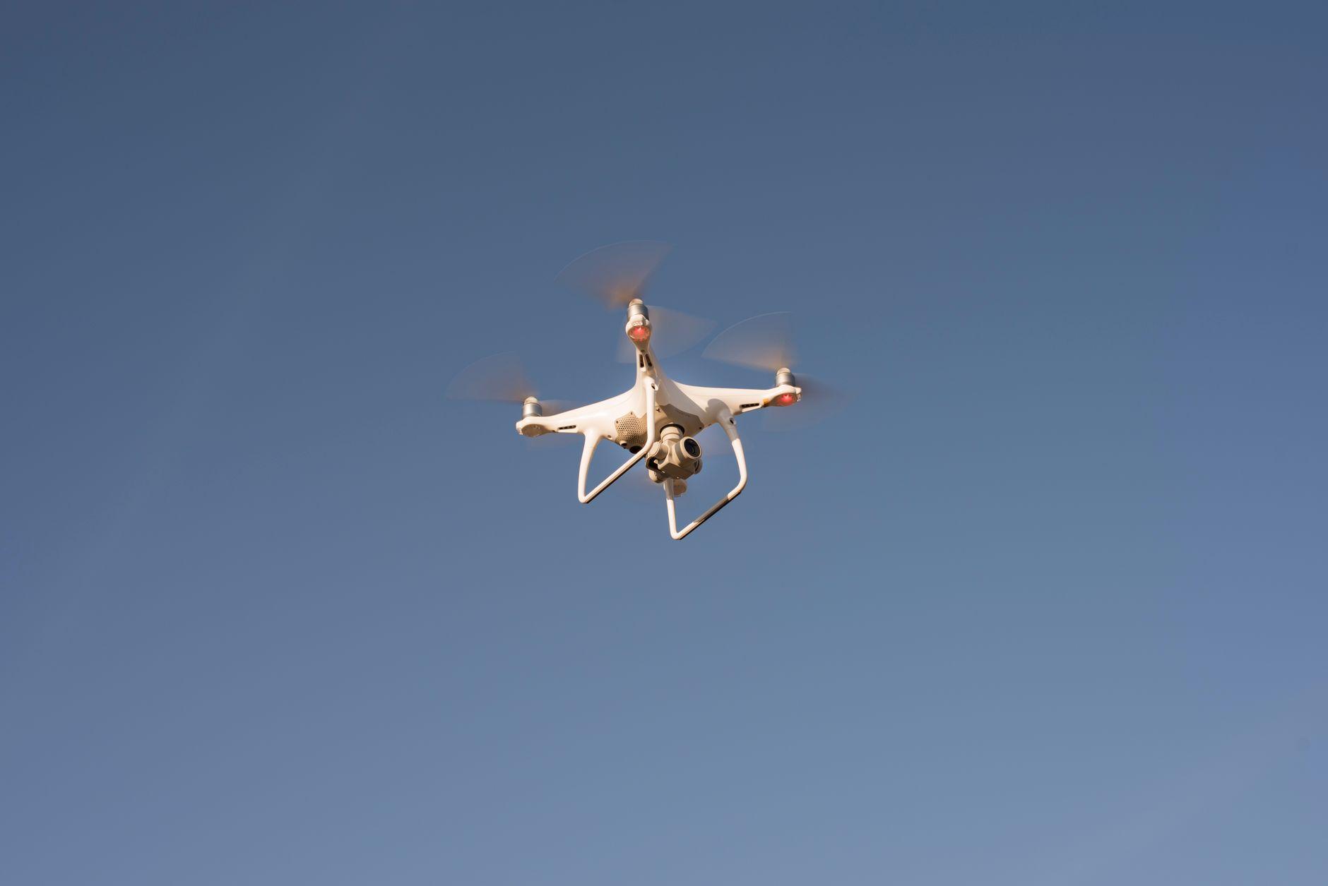 ドローン空撮を個人パイロットへ発注する時の確認｜飛行許可と天候順延 2026