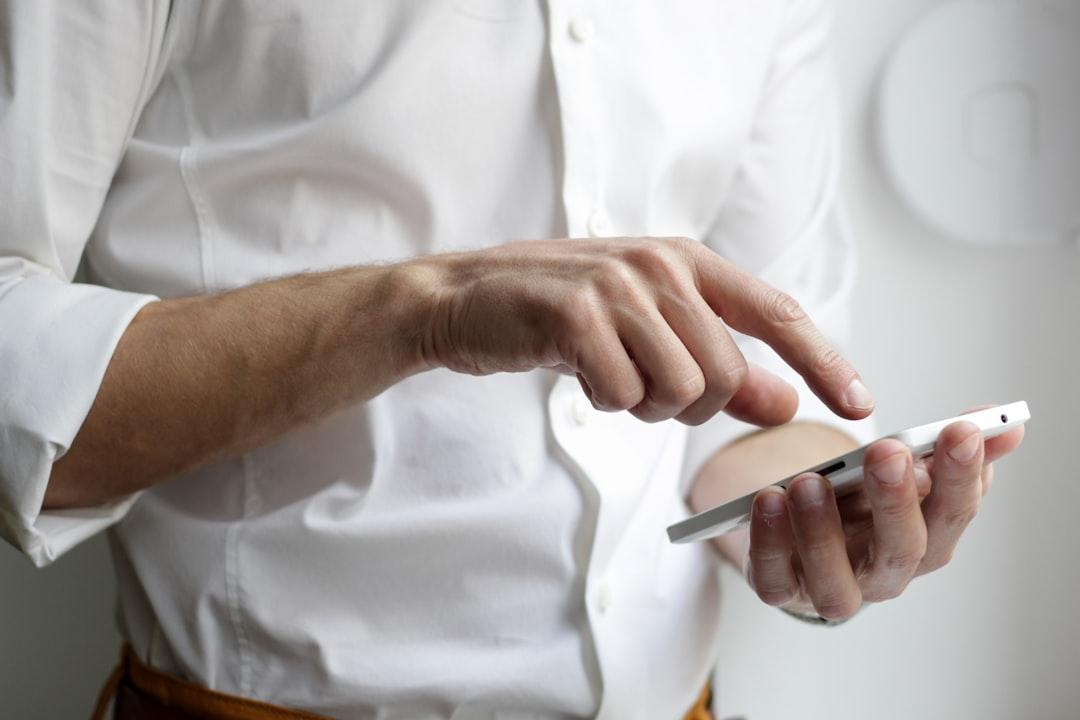ECサイト制作の副業はスマホだけでできる？納品規定でPCが要る境界線