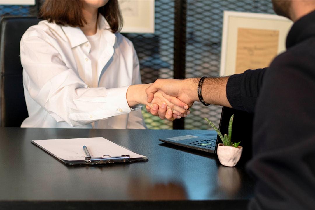 展示会ブースの設営を個人へ発注する時の備え｜搬入搬出の事故と保険 2026