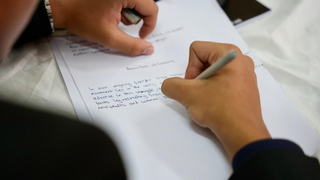 在宅ライターが業務委託契約書で確認するのは記事の権利と修正の範囲