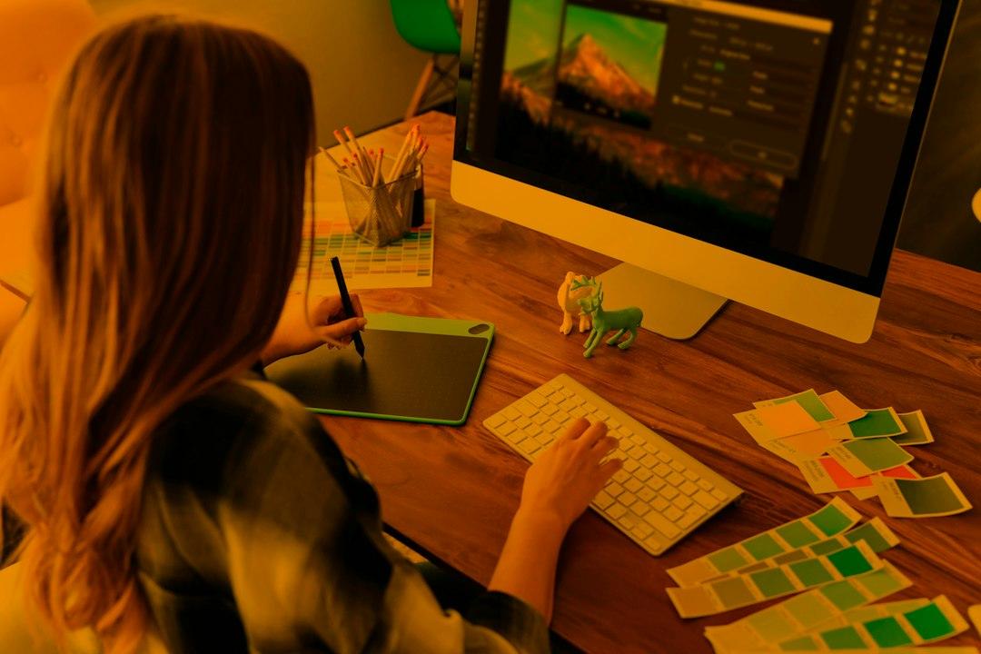 イラストの副業が会社に知られる場面と、公開の仕方の見直し