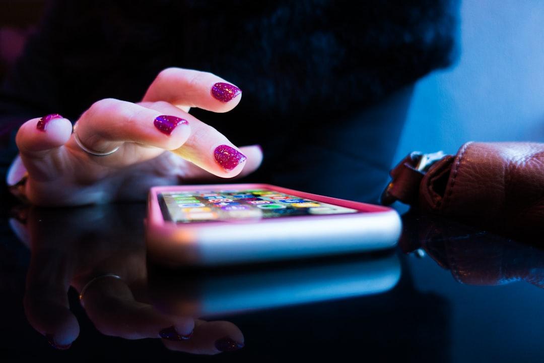 スマホだけで鑑定の仕事は回るのか、チャット対応と長文納品の境目