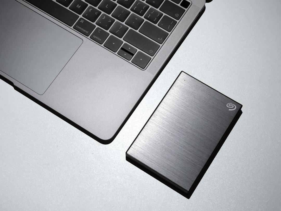 Macで外付けHDDがFinderに表示されないときの確認手順と設定の見直し