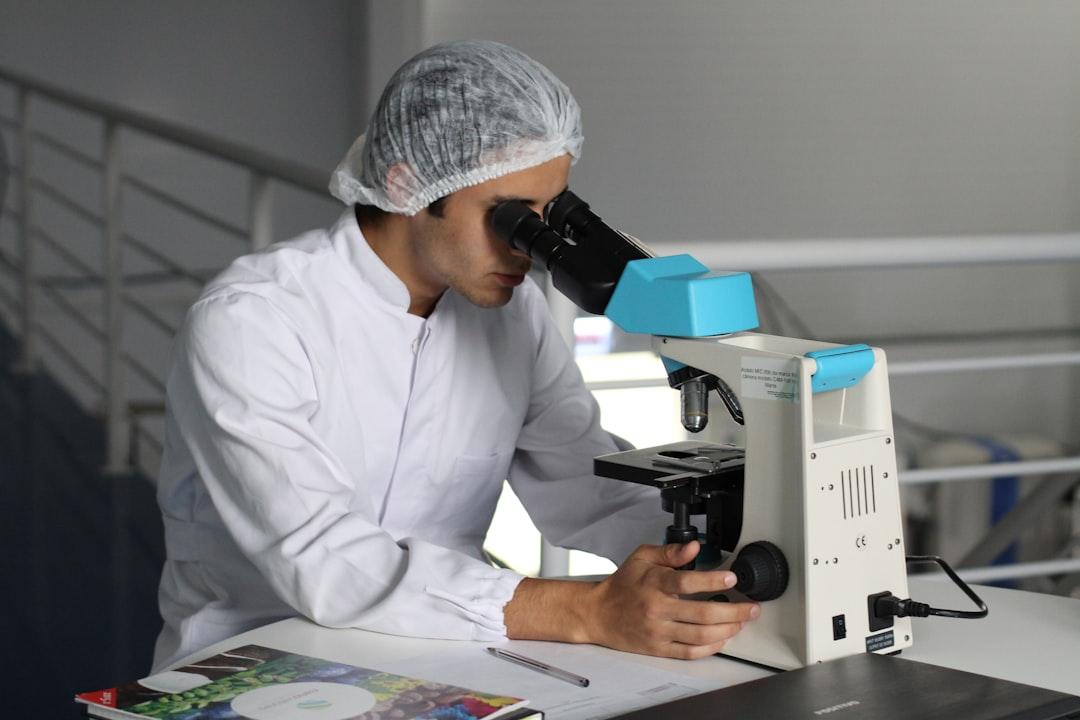 男性の臨床検査技師という働き方｜職場での役割と、キャリアの積み方