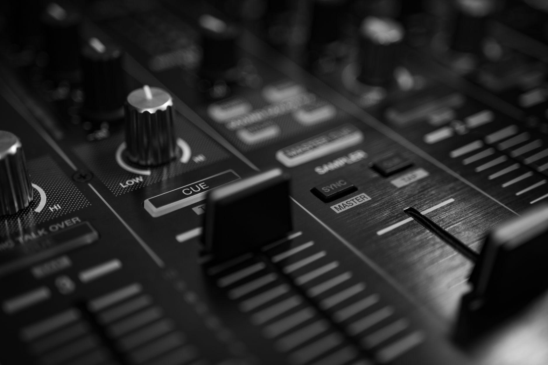 ミックス1曲3千円は安いのか、相場の幅と断る基準を整理する