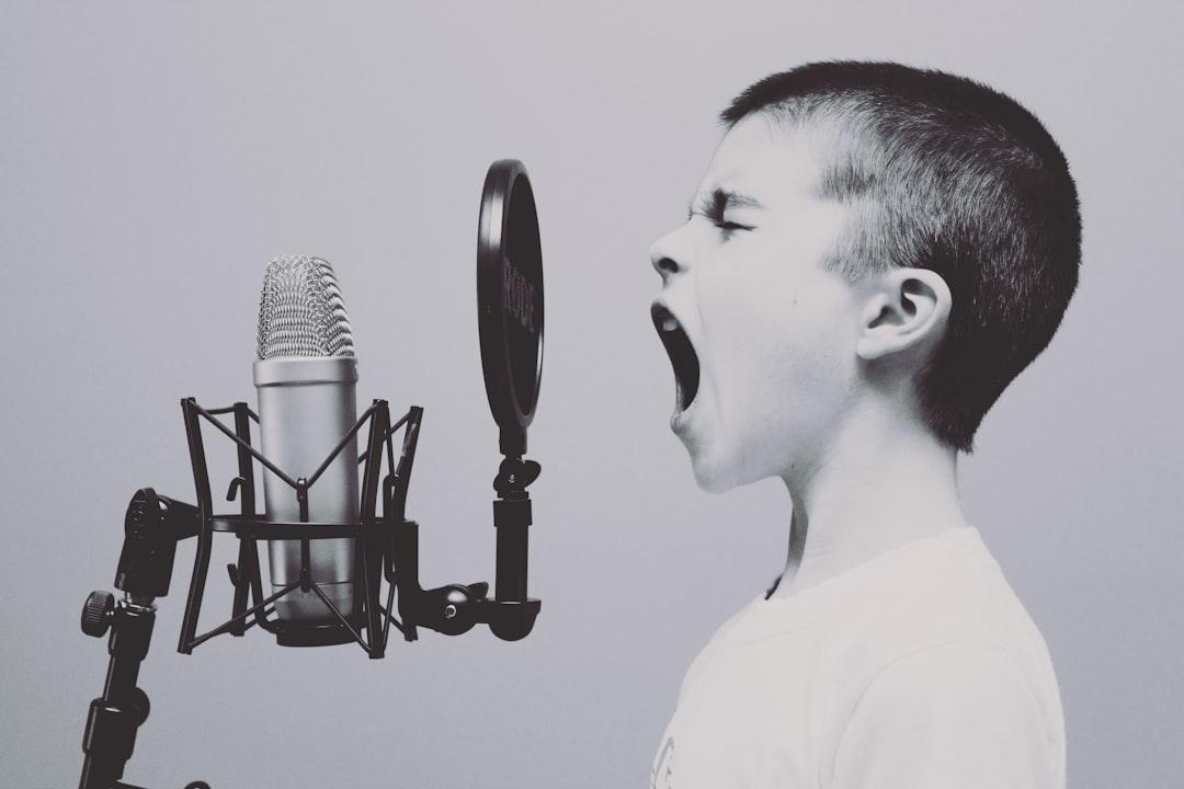 ナレーション案件で資格の有無より重く見られるのは音の状態