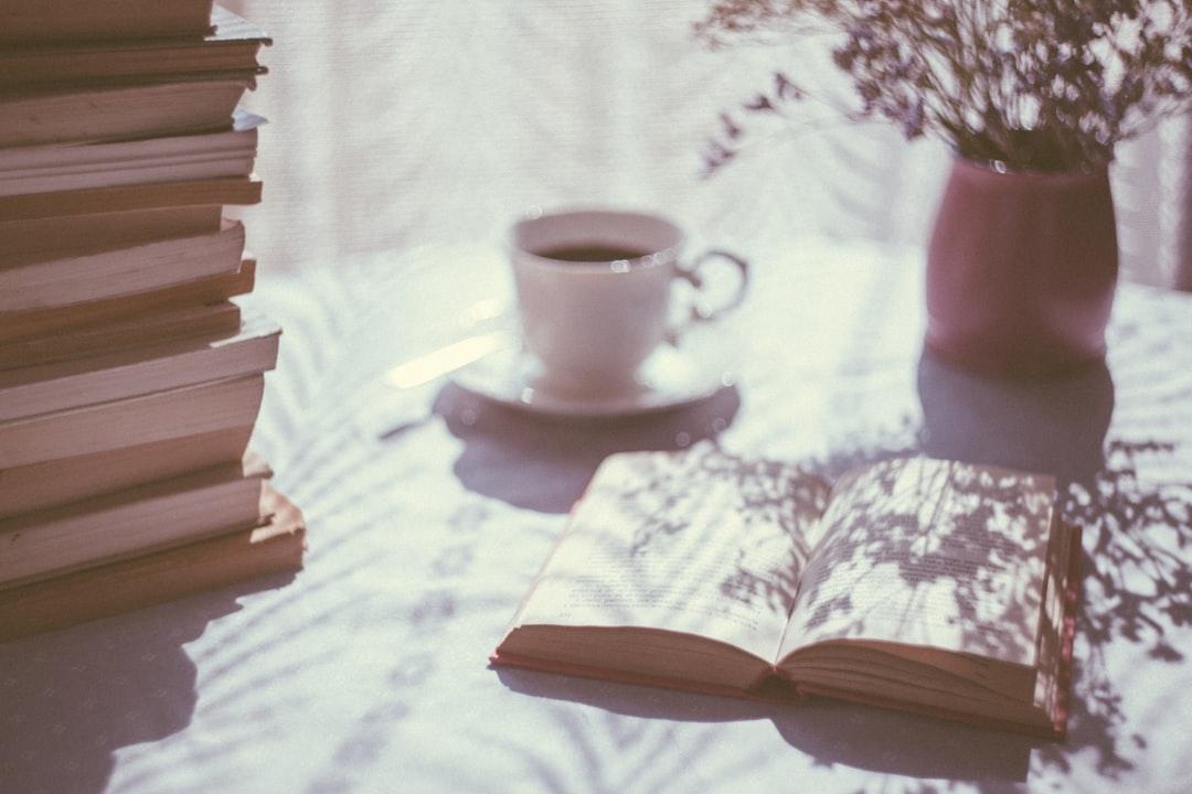 週末だけで小説・シナリオ制作の仕事を回すなら、平日の連絡をどう返すか決める