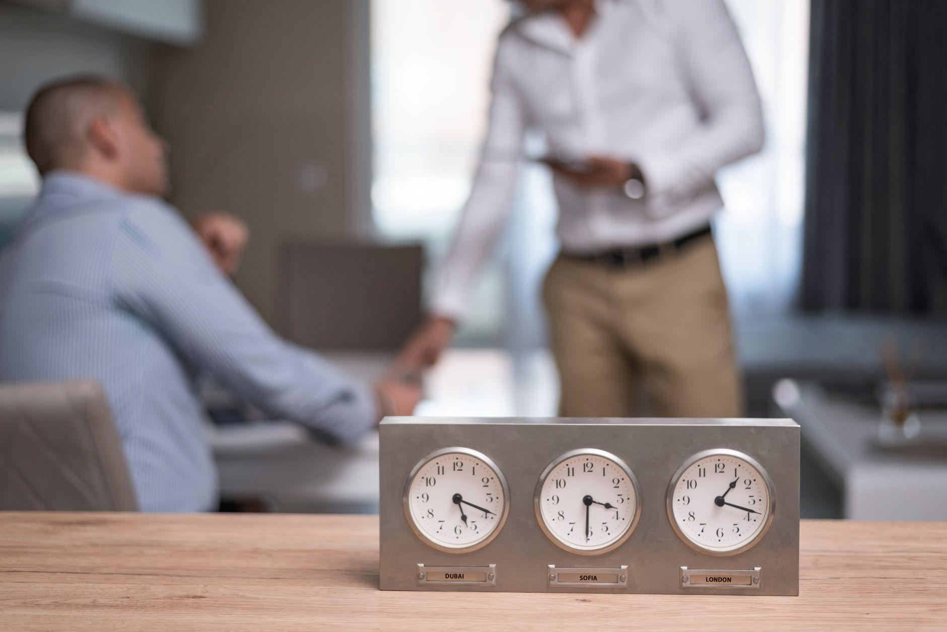 アルバイトで週40時間を超えると勤務先に伝わるのか｜社会保険と手続きの実際