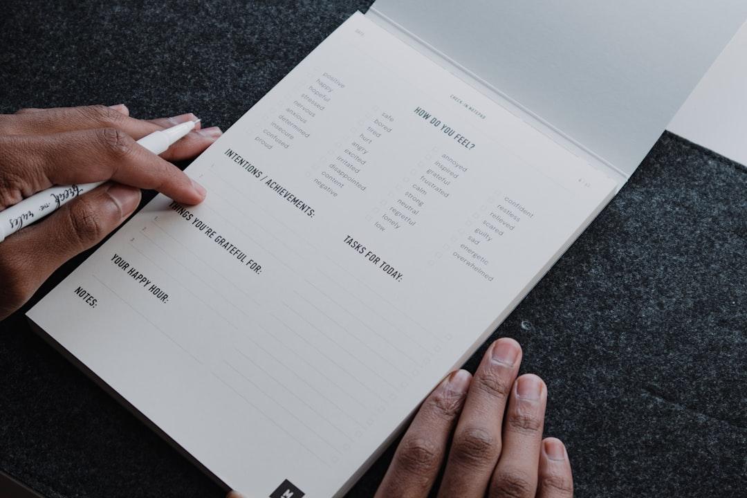 デザインの提案だけ求めて消える依頼主は最初の連絡で見分けられる