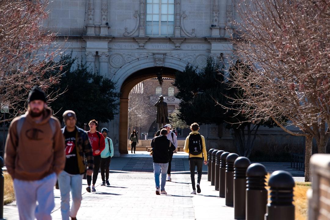 大学生でも採用・労務代行の仕事は取れるが、任される範囲は限られる