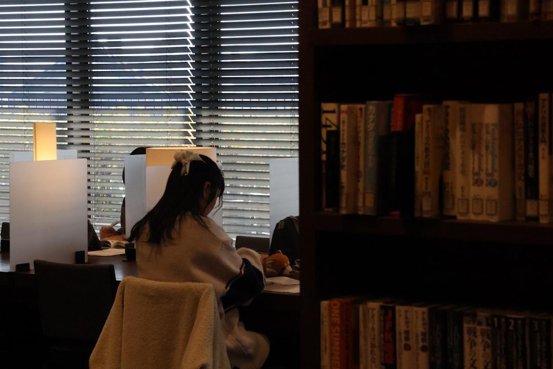 副業教員はどこまで許される？公立と私立で違うルールとおすすめの副業