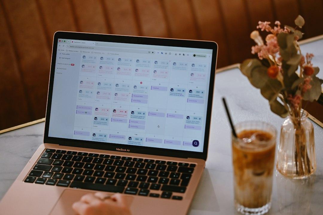 サロンの予約表を無料で作る方法と、紙やExcelから移るときの注意点