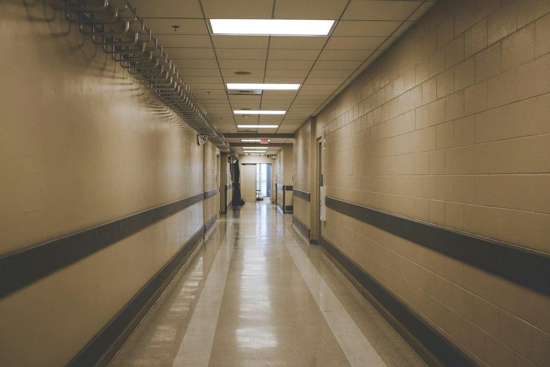 学校用務員になるには、公務員採用と会計年度任用職員の違いと試験の内容