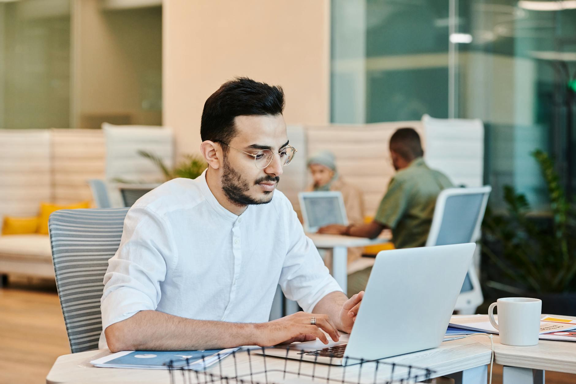 新卒フリーランスのリスクとリアル｜就職せずに独立して後悔する人の特徴