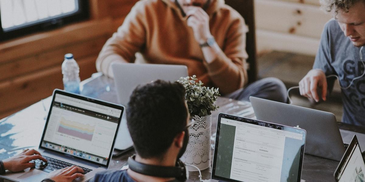 新卒フリーランスは無謀？｜メリット・デメリットと成功する人の特徴【2026年版】