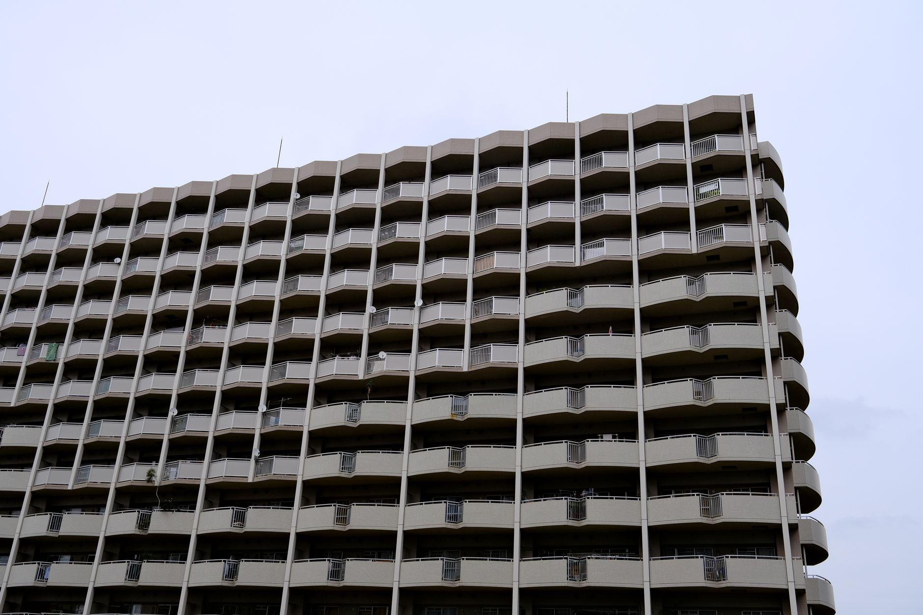 寮・社宅住まいの在宅副業 2026｜限られた個室スペースで始められる仕事の選び方