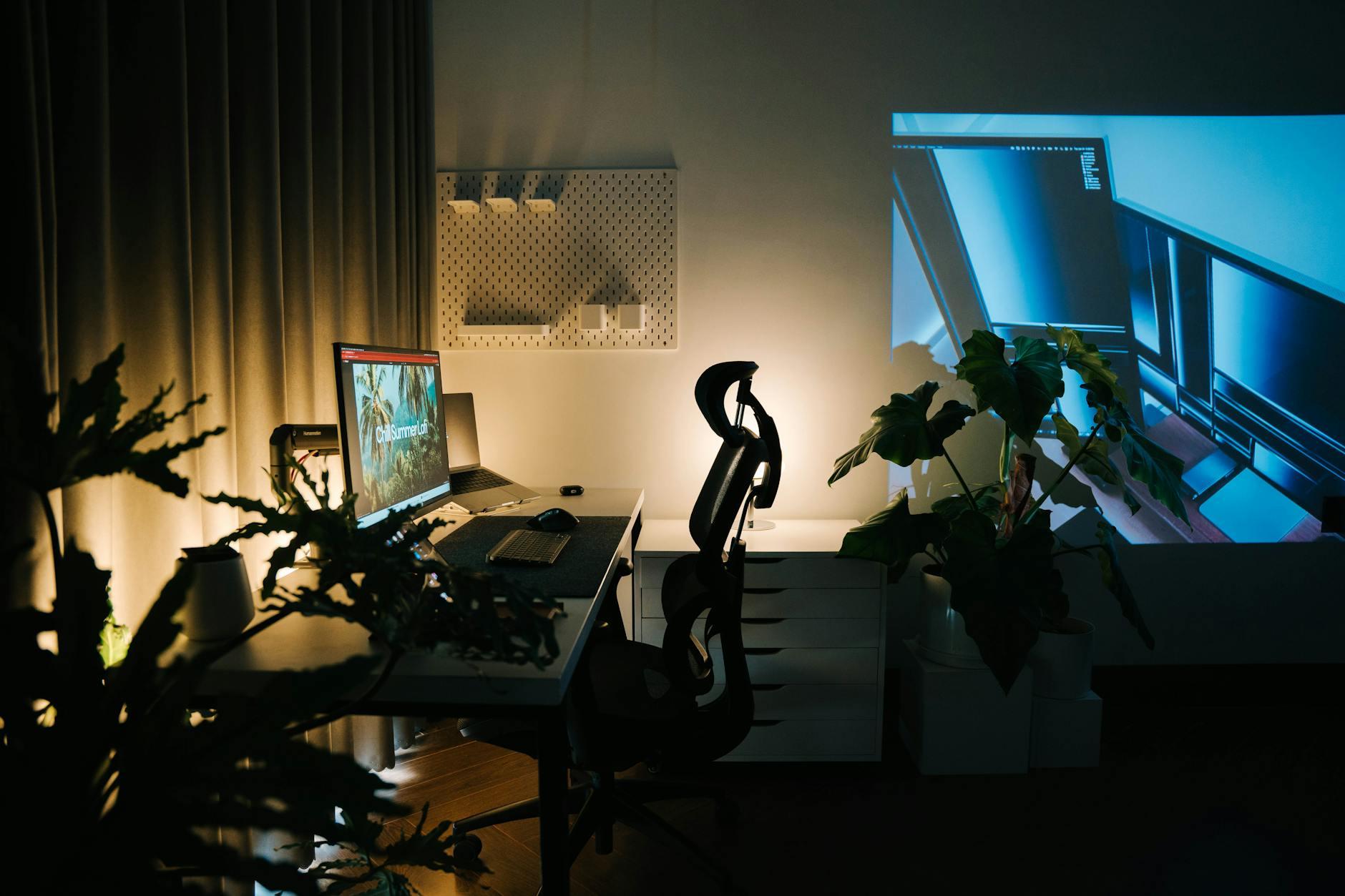 介護職副業なら「夜勤専従」か「在宅」どっち？体力を温存して年収を100万上げる