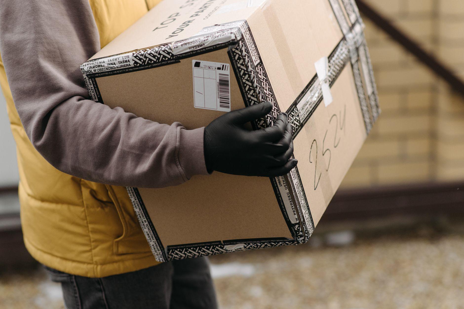 シール貼りの内職は材料が自宅に届いて完成品を送り返す