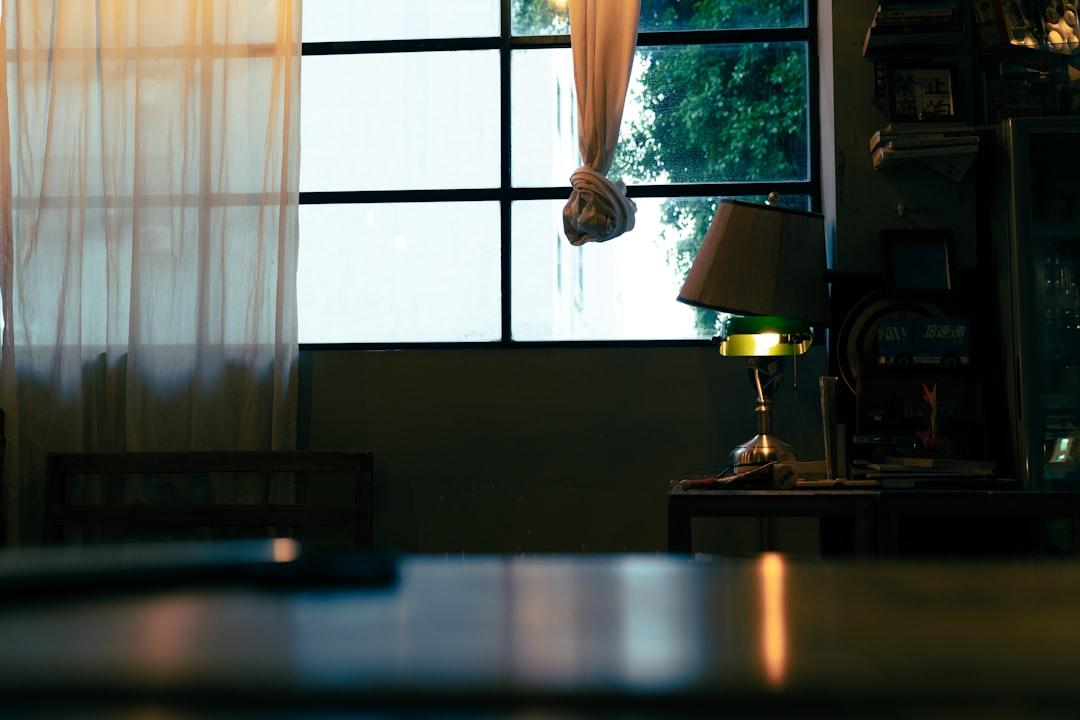 映像翻訳と字幕は完全在宅で足りるのか、通訳が入る依頼だけ条件が違う