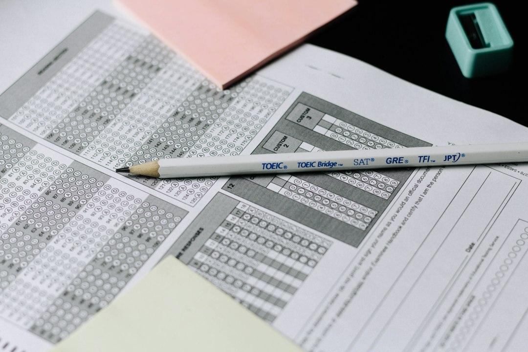 アンケートの集計方法を、選択式と自由記述の回答ごとに整理する手順