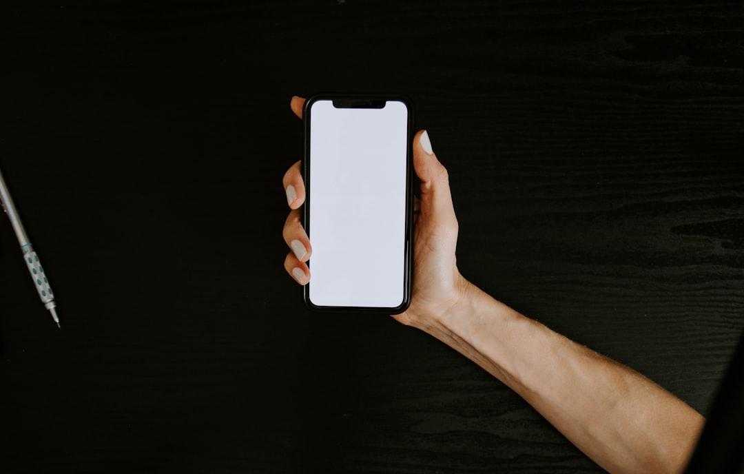 サムネ制作はスマホで作れるが入稿形式でPCが必要になる