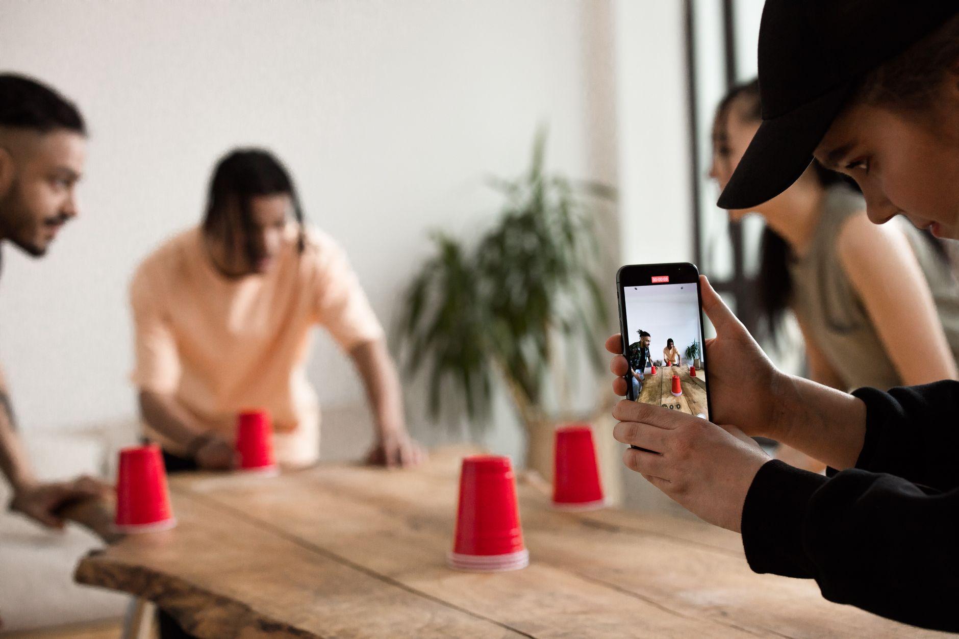 TikTok運用代行は個人と会社どっちに頼む｜依頼先タイプ別の向き不向き 2026