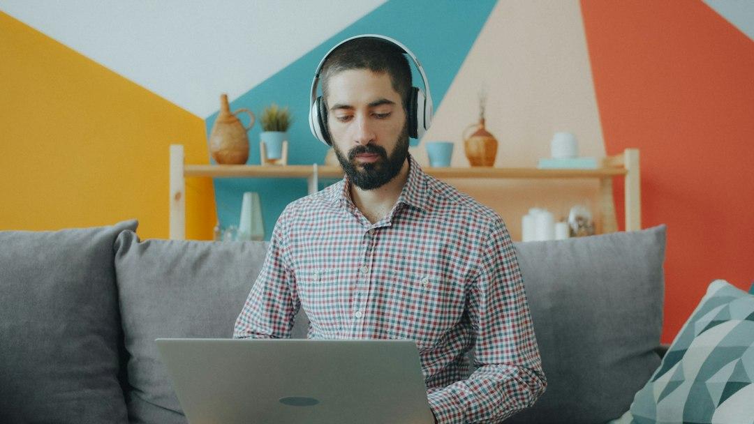 TikTokをMacで見る・投稿する方法と、ブラウザ版で困る点の解き方