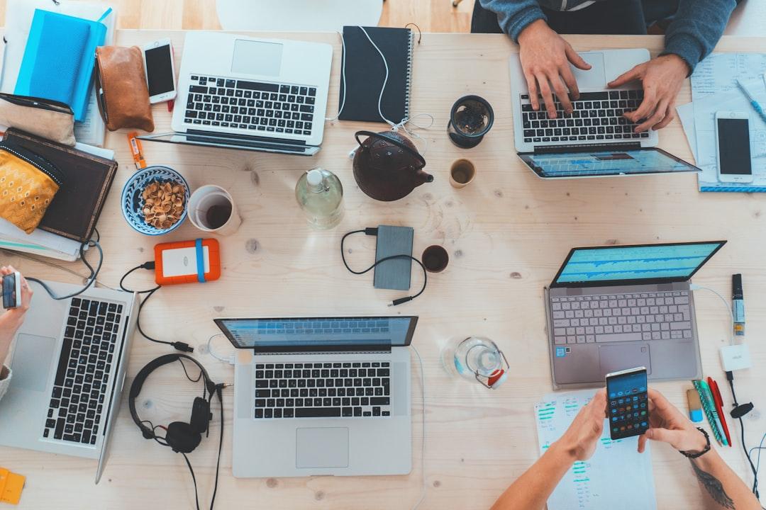 Webディレクターが負う進行遅延の責任｜外注先起因の遅れと免責 2026