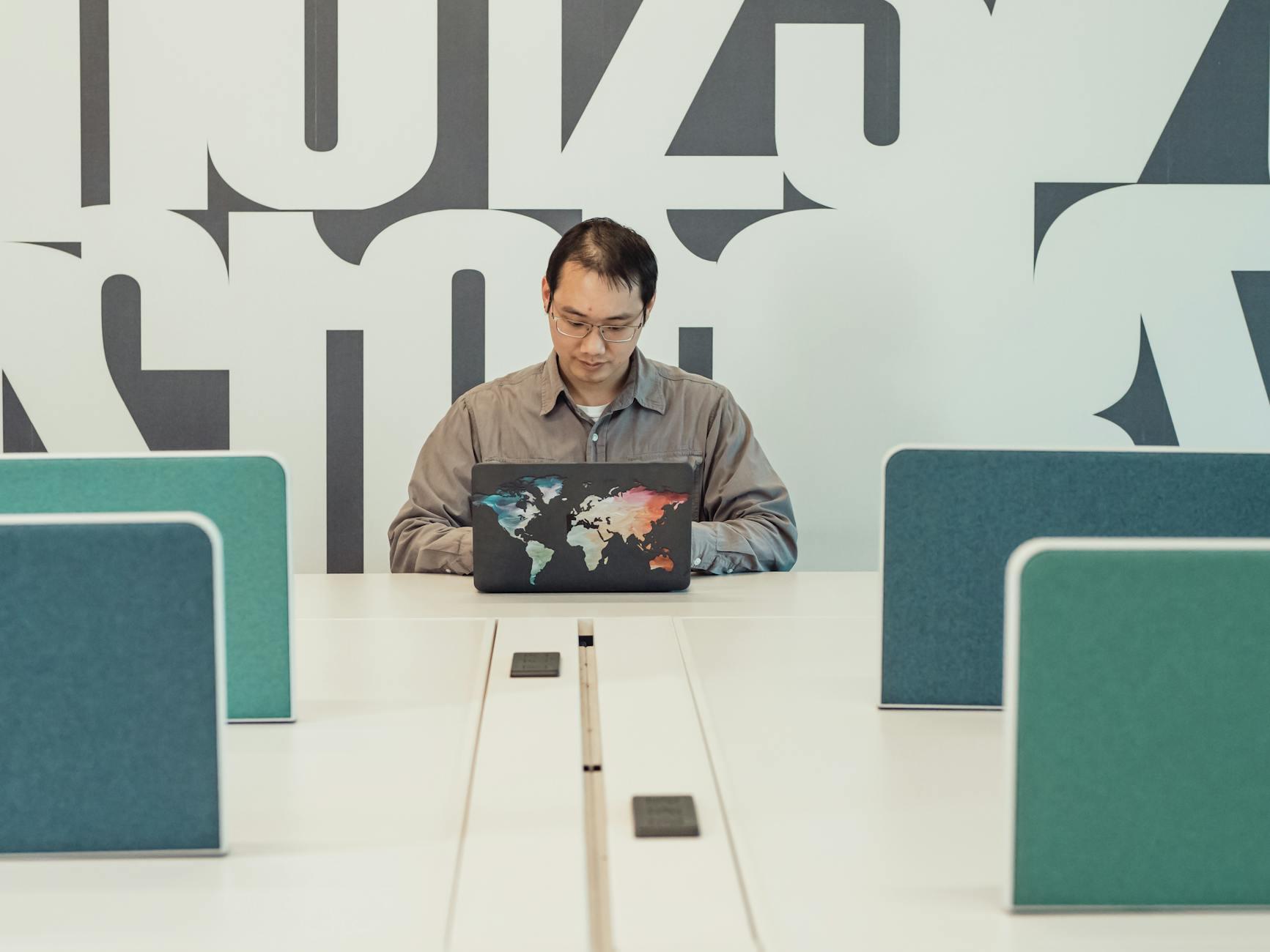 個人事業主とは？会社員との違いや独立する3つのメリット・デメリット【2026年版】