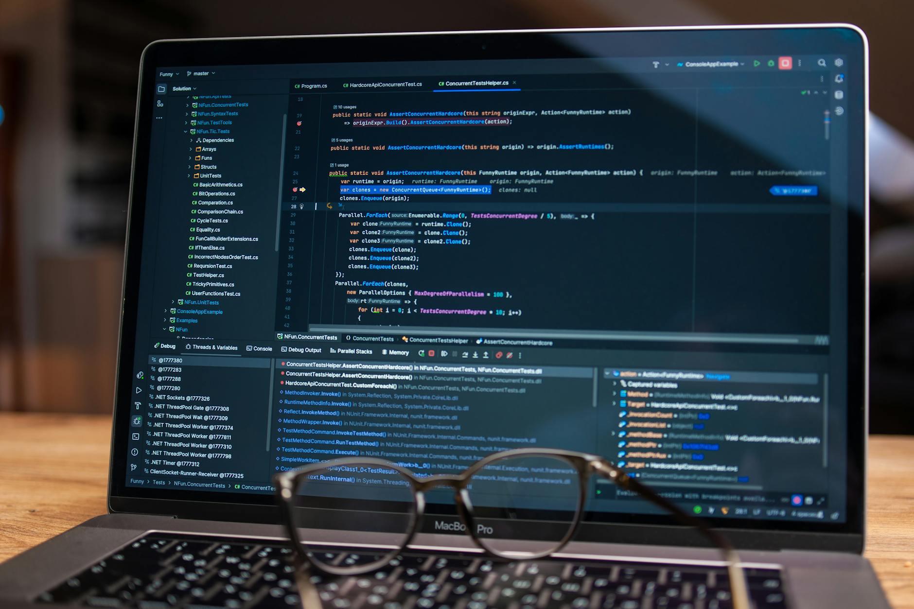 弥生会計とfreeeを比較|個人事業主・フリーランスはどちらを選ぶべき?【2026年版】