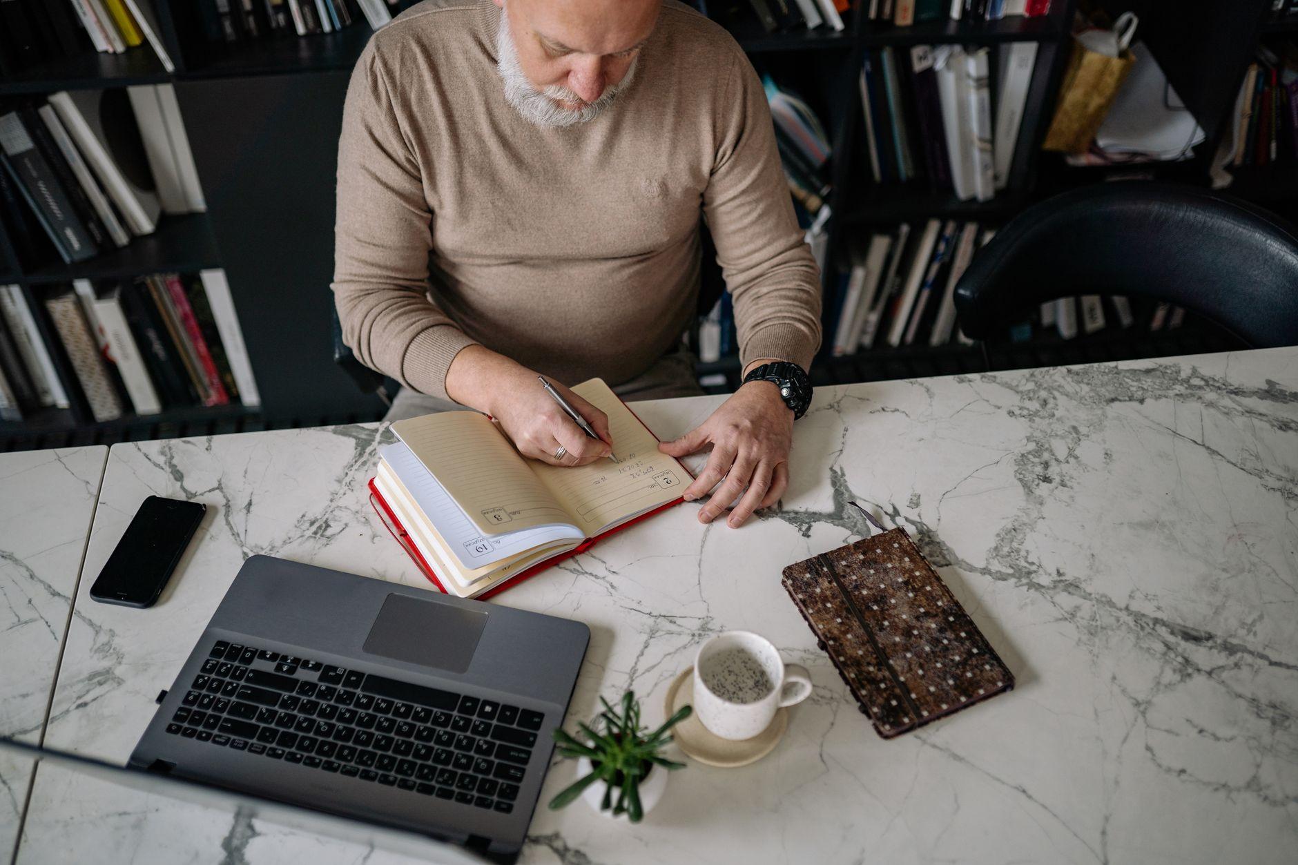 60代からWebライティングを在宅で始める|未経験からの始め方と収入の目安 2026