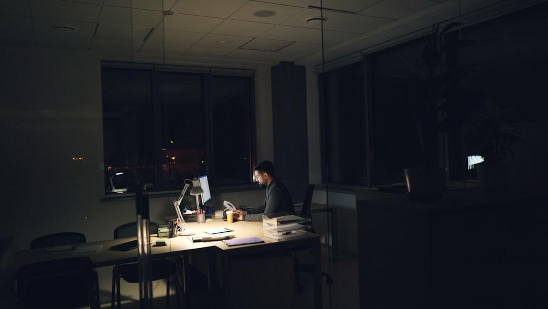 会社に勤めながら広告動画を受けるなら就業規則の副業条項を先に読む