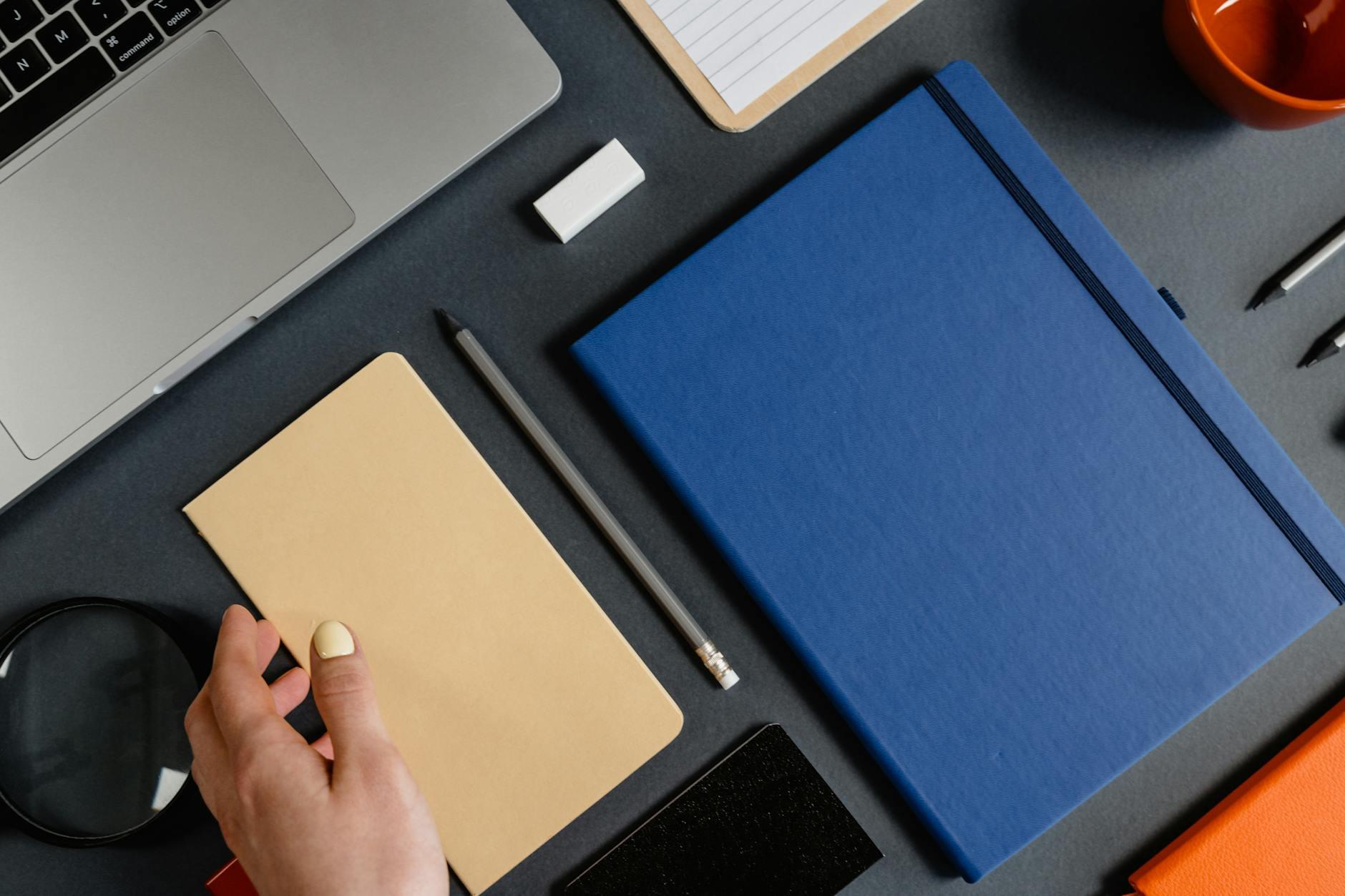 臨床検査技師の治験業界への転身|CRAとCRCの違い【2026年版】