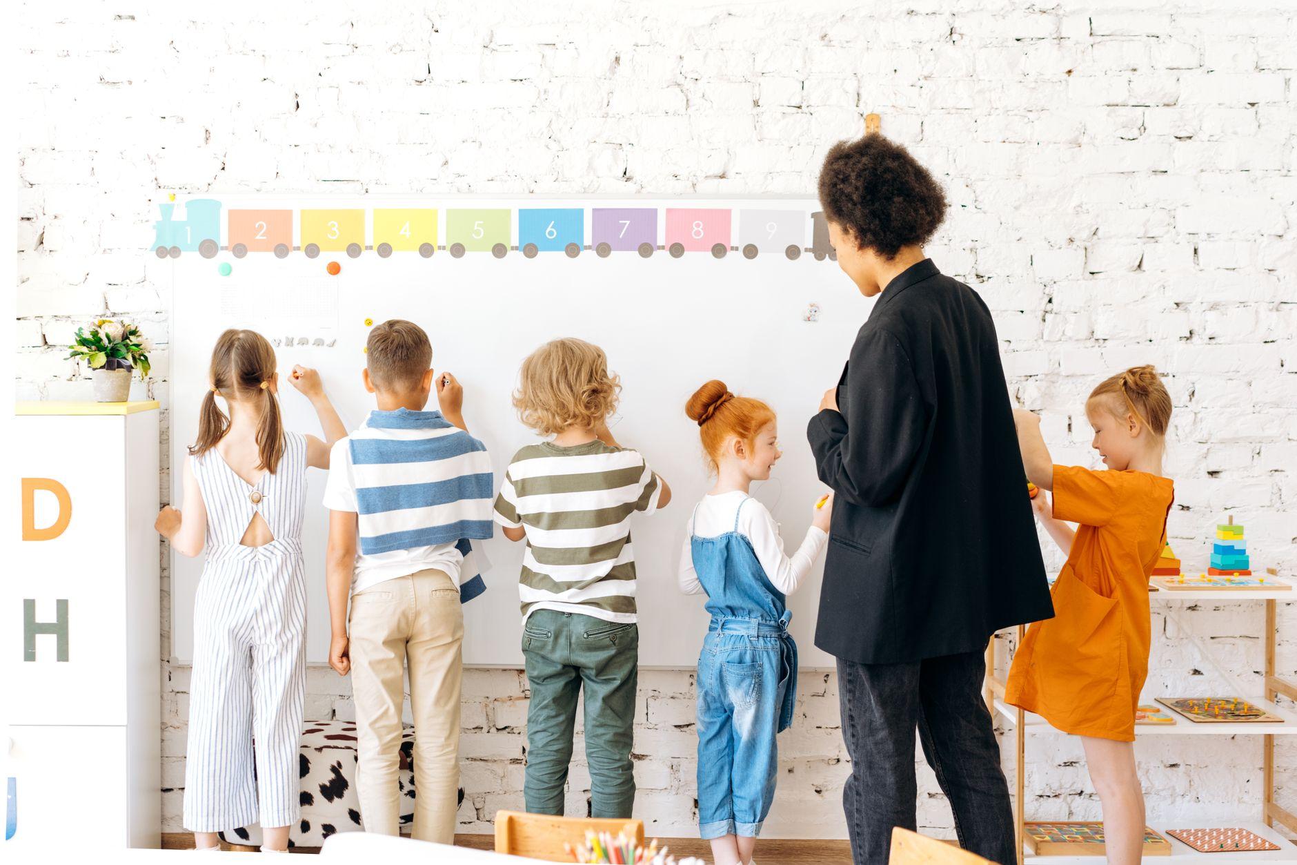 幼稚園教諭の常勤という働き方|パートや派遣との違いと、選ぶ基準