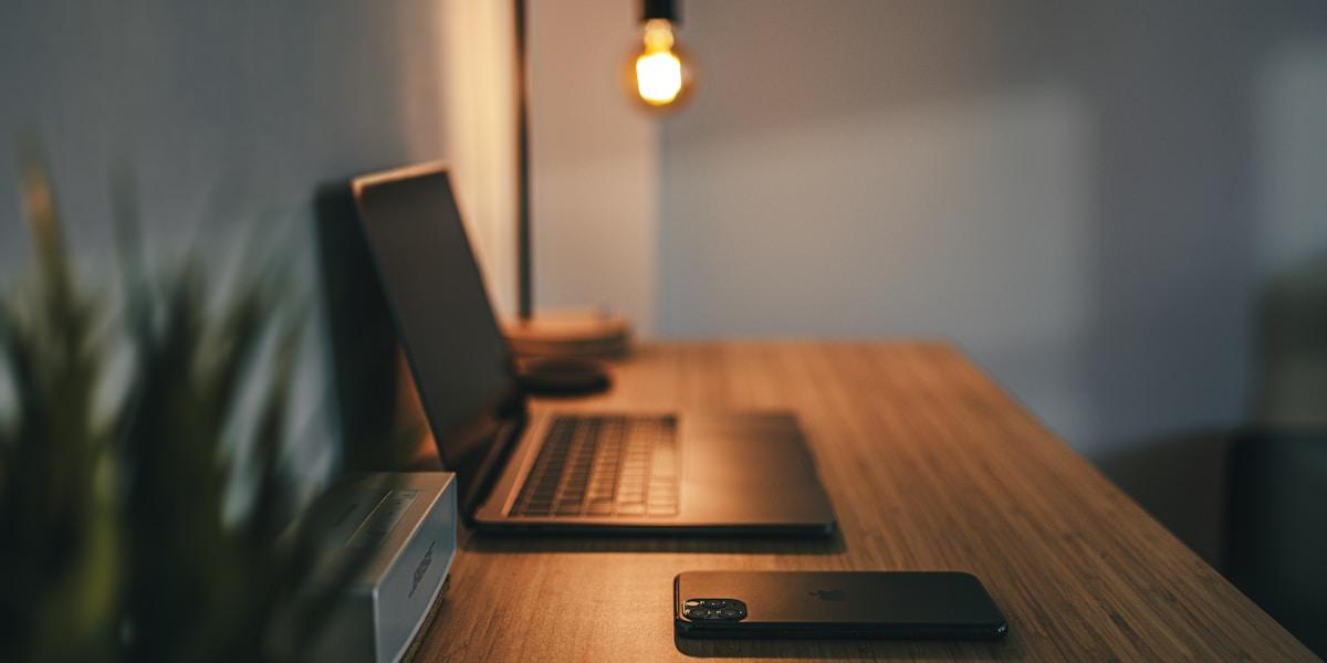 在宅ワークのデスク環境構築ガイド|生産性が上がる部屋作りのコツ